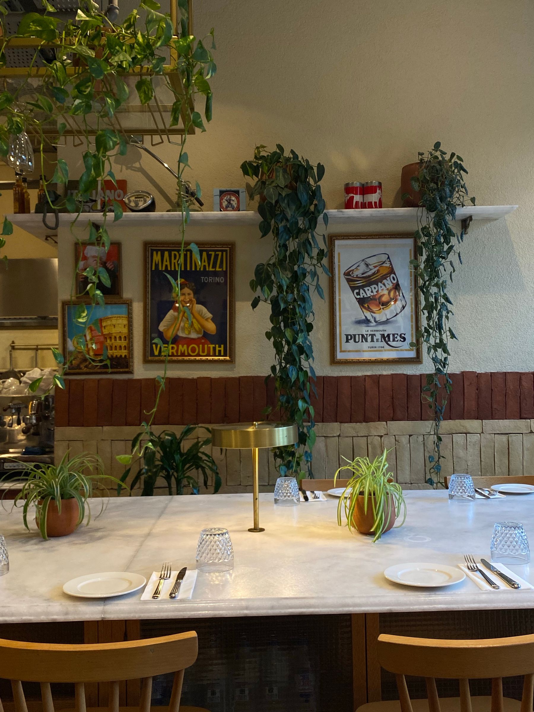 Sala di un ristorante italiano con i tavoli apparecchiati